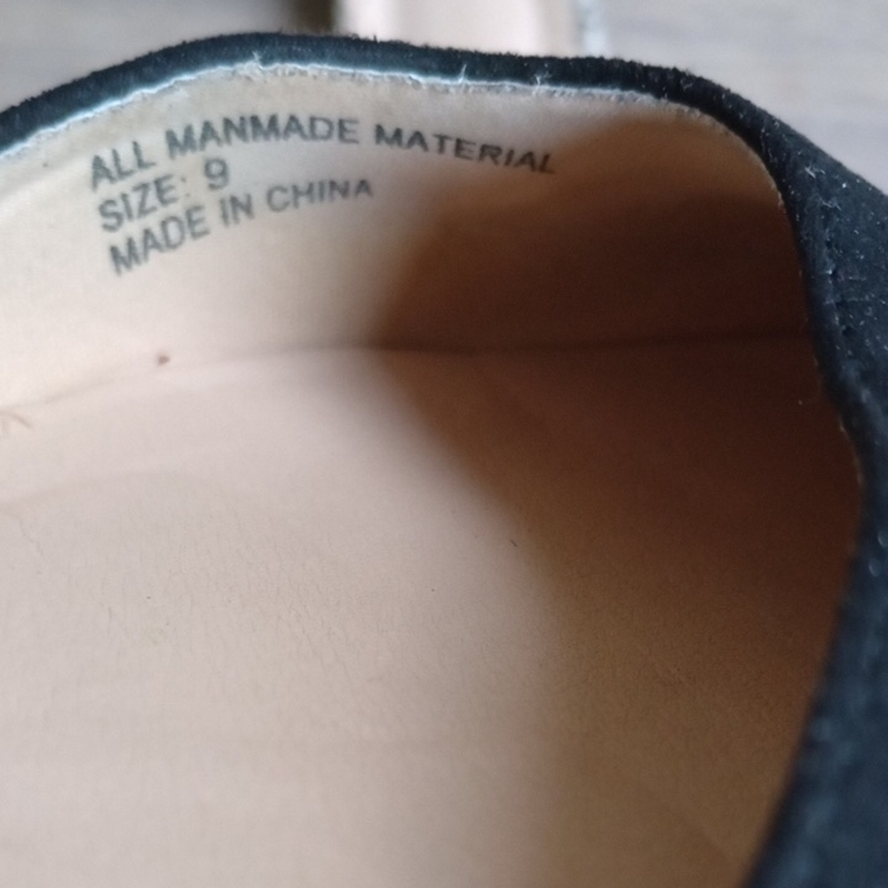 Restricted Black Flats with Suede-Like Finish - Picture 6 of 6